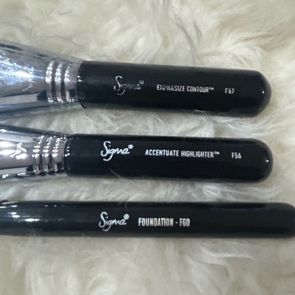 Sigma Beauty Brushes and Two Cases - Picture 9 of 16